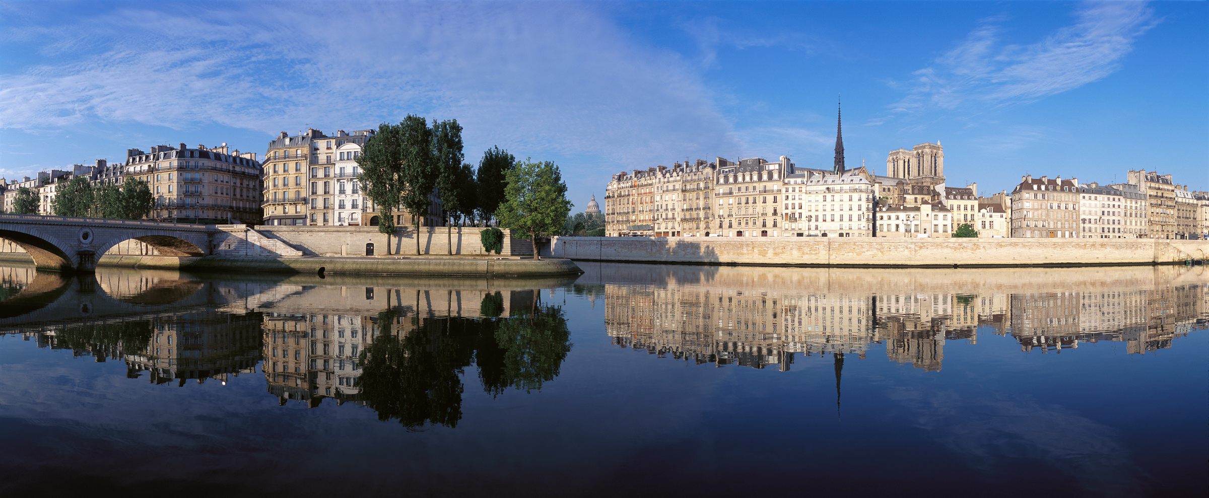 Paris, l'Île de la Cité et les quais de Seine au petit matin